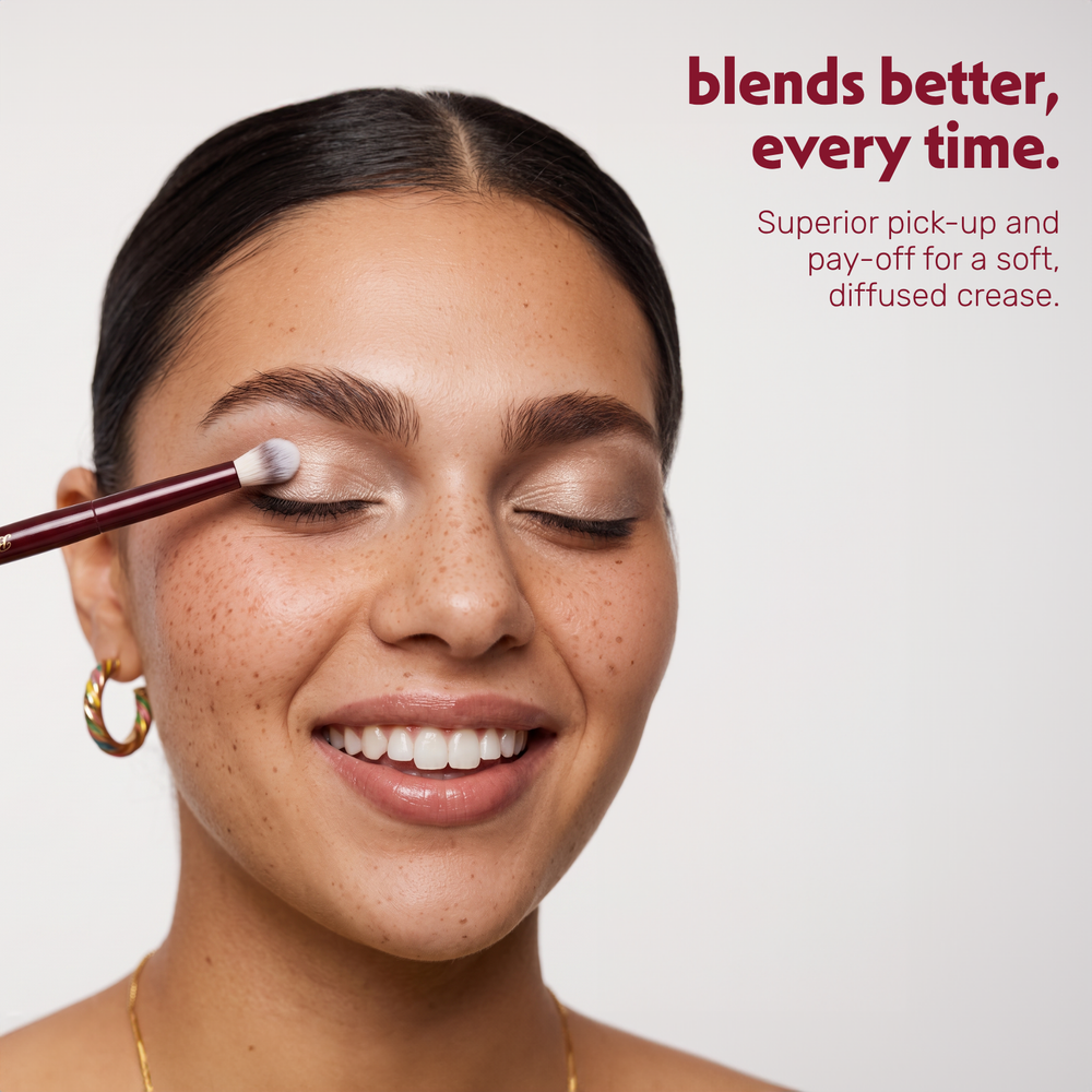 Un modèle estompe le fard à paupières dans le creux de la paupière avec le Boozyshop Flawless Blended Crease Brush