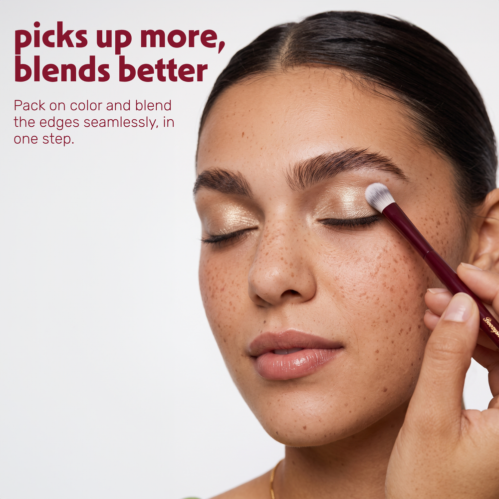 Un modèle estompe le fard à paupières sur la paupière avec le Boozyshop Flawless Blending Shader Brush