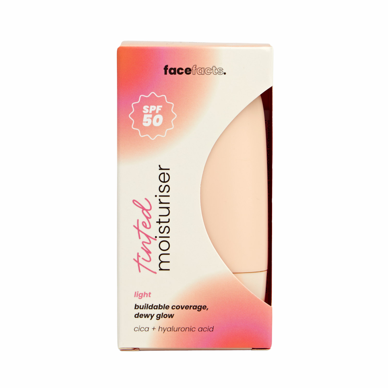 Face Facts SPF 50 Tinted Moisturiser Medium, getinte dagcrème met SPF 50, op model