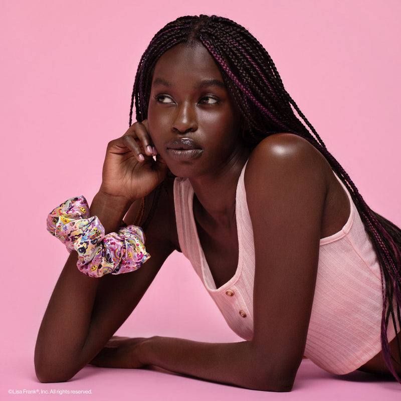 Kitsch X Lisa Frank Satin Scrunchies in Fantastic World, set van twee oversized satijnen scrunchies, op model