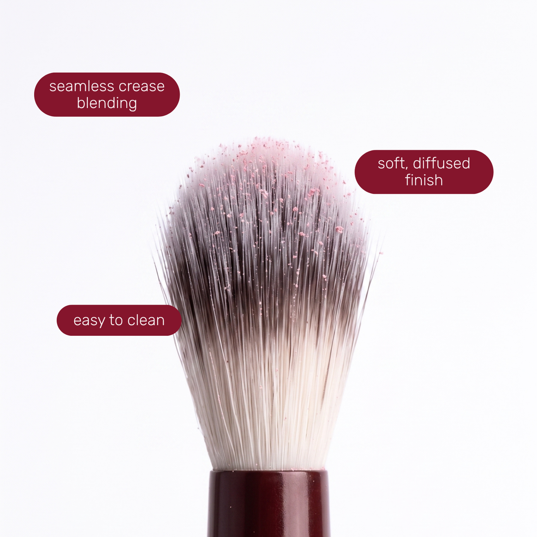 Tête du Boozyshop Flawless Blended Crease Brush avec des étiquettes de texte sur son utilisation