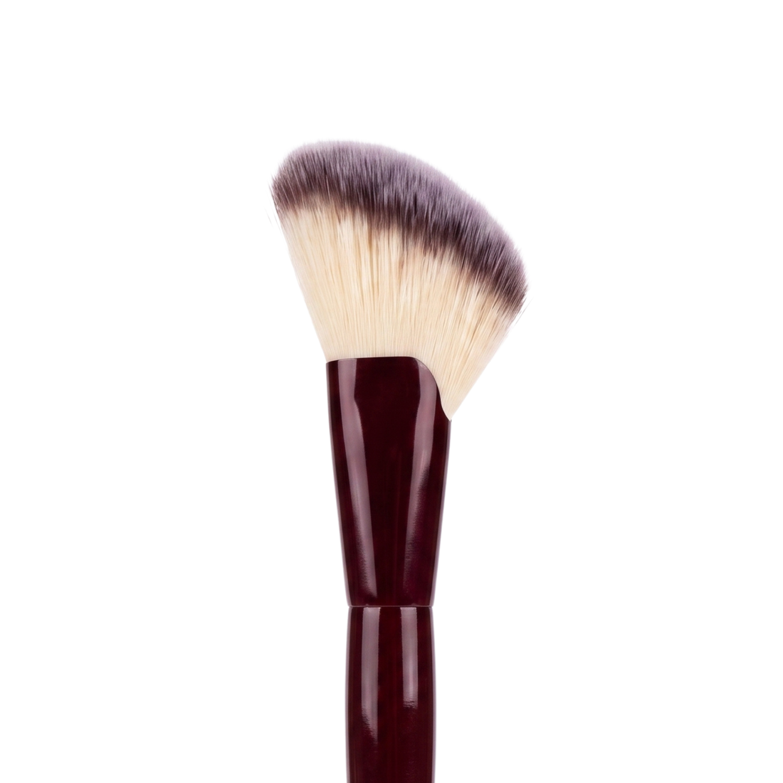 Boozyshop Flawless Angled Powder Brush, gros plan de la tête biseautée du pinceau sur fond blanc