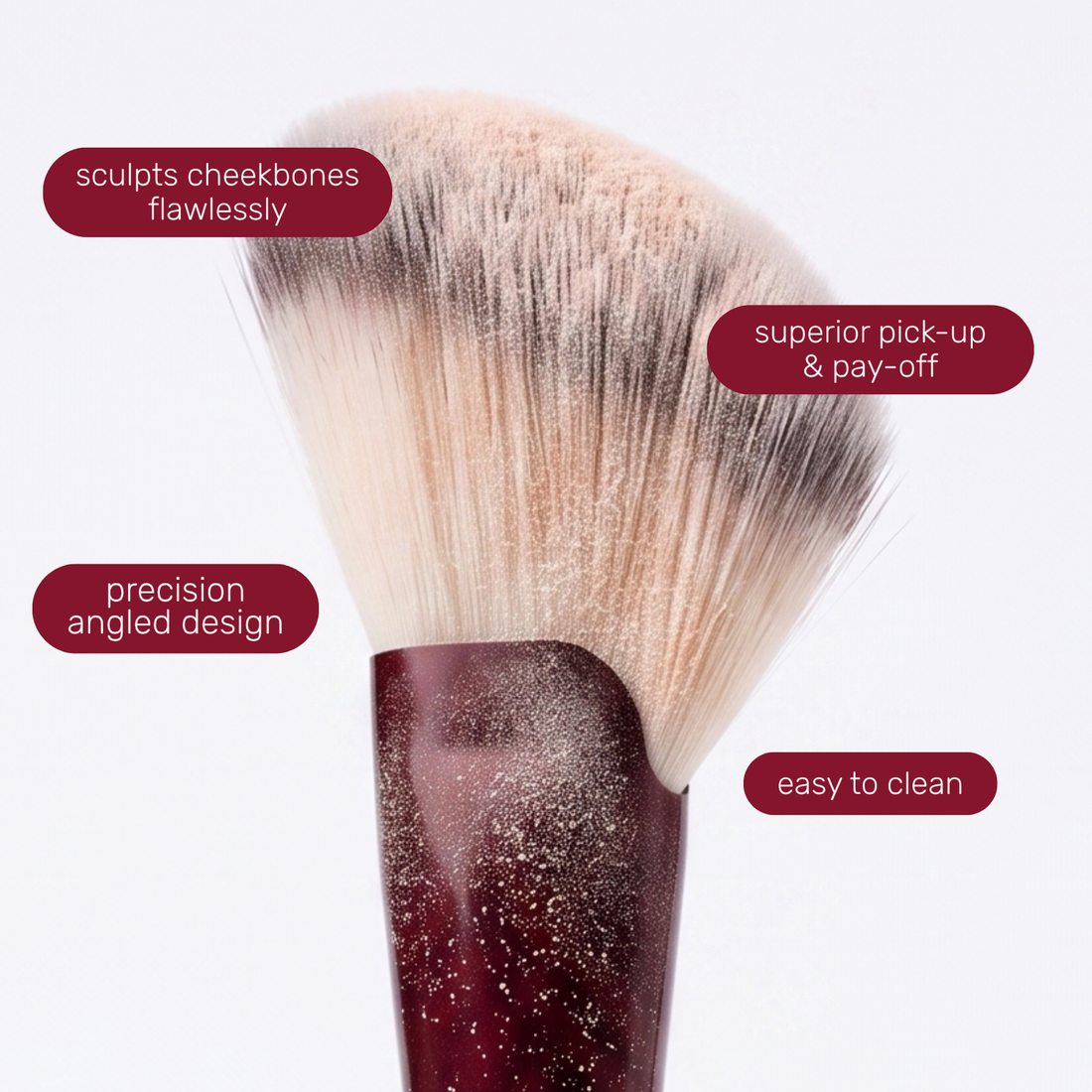 Tête du Boozyshop Flawless Angled Powder Brush avec des étiquettes de texte sur son utilisation