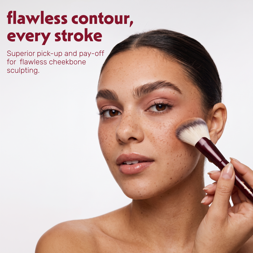 Un modèle applique de la poudre sur le visage avec le Boozyshop Flawless Angled Powder Brush