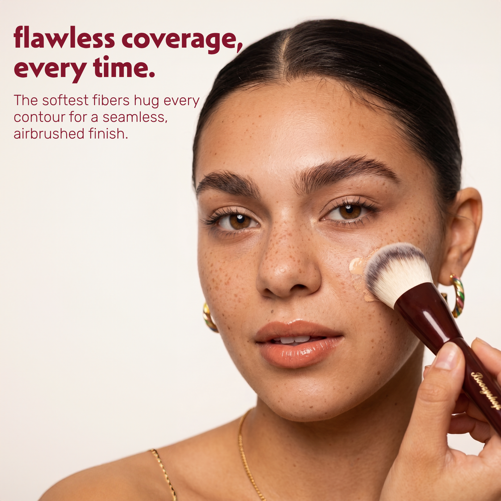 Un modèle applique du fond de teint sur le visage avec le Boozyshop Flawless Contoured Foundation Brush