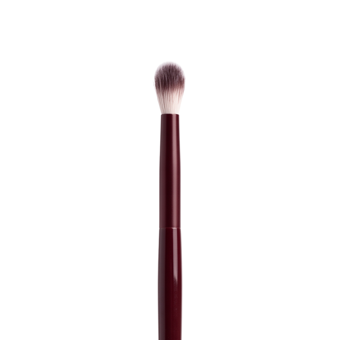 Boozyshop Flawless Defined Crease Brush, gros plan de la tête du pinceau sur fond blanc