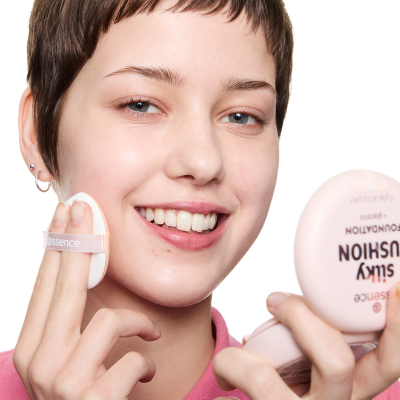 Essence Silky Cushion Foundation 110, compacte foundation met sponsapplicator, foto 4 van 9