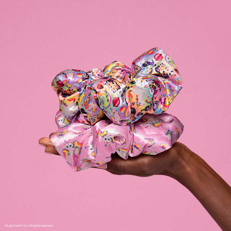 Kitsch X Lisa Frank Satin Scrunchies in Fantastic World, set van twee oversized satijnen scrunchies, op model