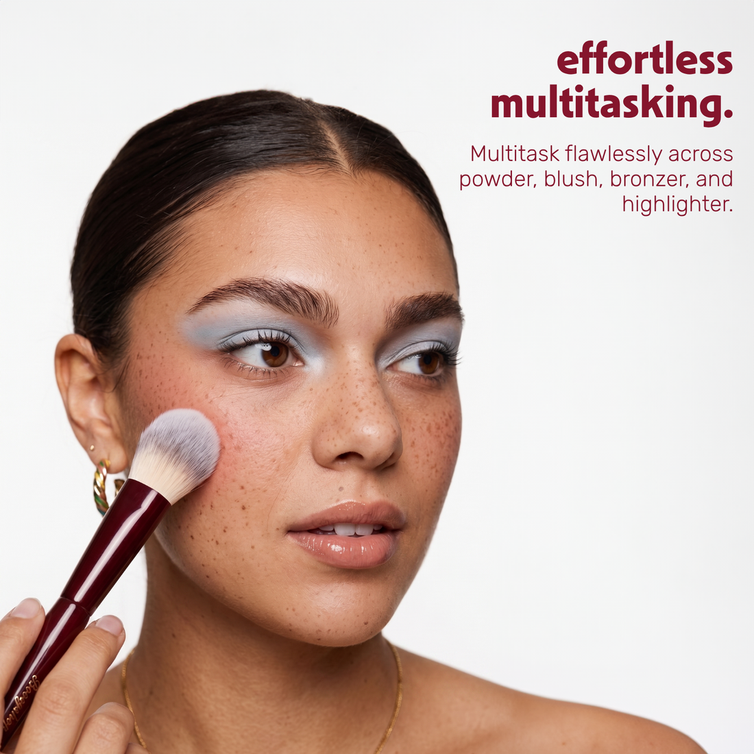 Un modèle applique du maquillage sur le visage avec le Boozyshop Flawless Multi Face Brush