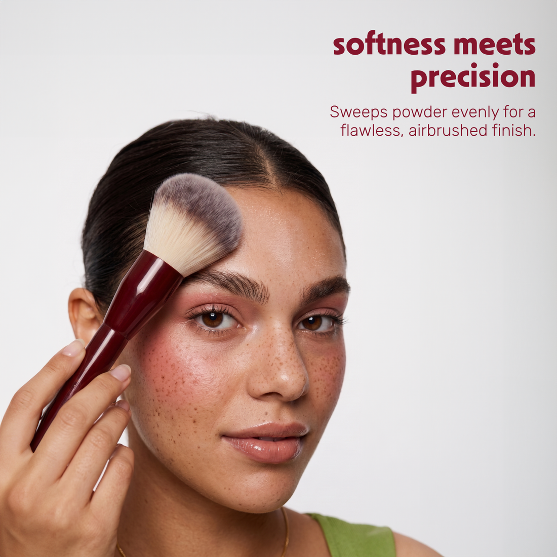 Un modèle applique de la poudre sur le visage avec le Boozyshop Flawless Powder Brush