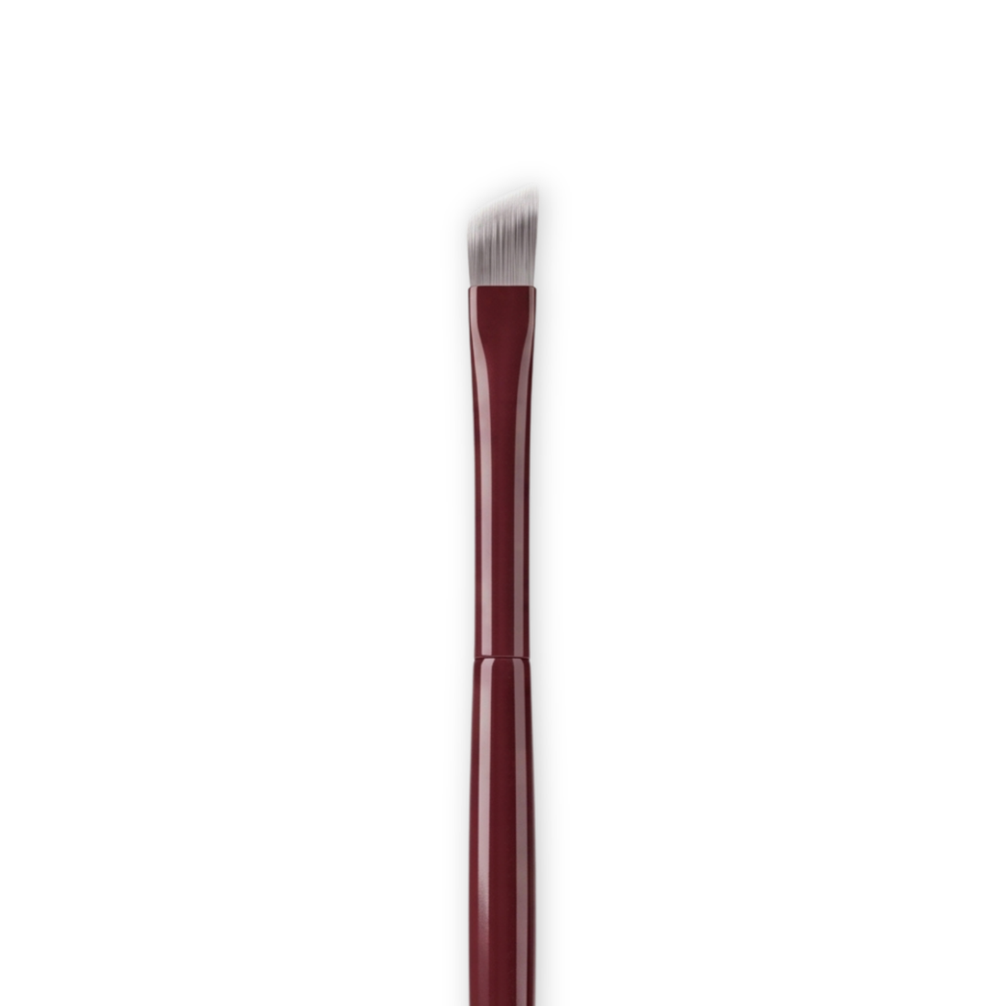 Boozyshop Flawless Precision Angle Eye Brush, gros plan de la tête biseautée du pinceau sur fond blanc