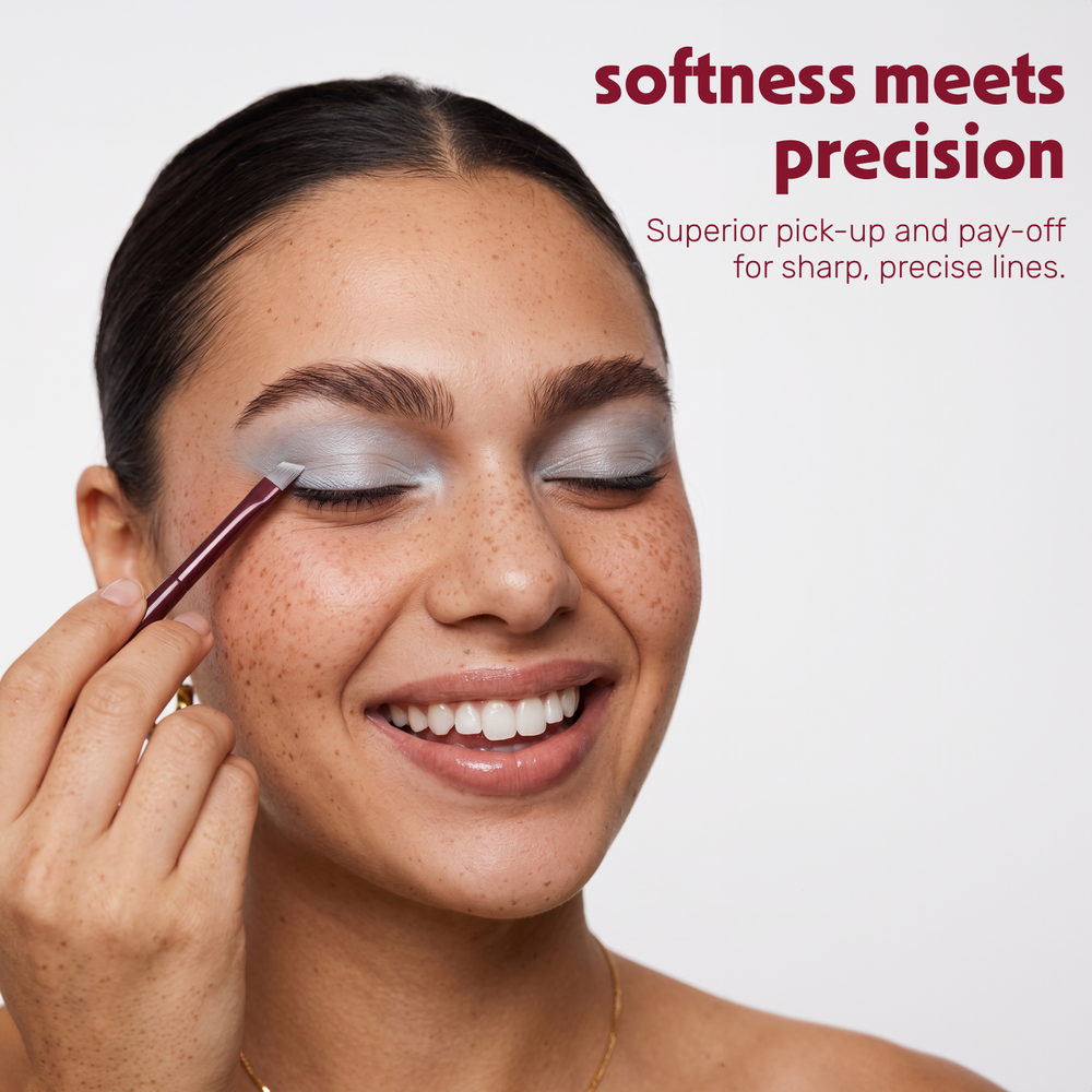 Un modèle applique du maquillage des yeux avec le Boozyshop Flawless Precision Angle Eye Brush
