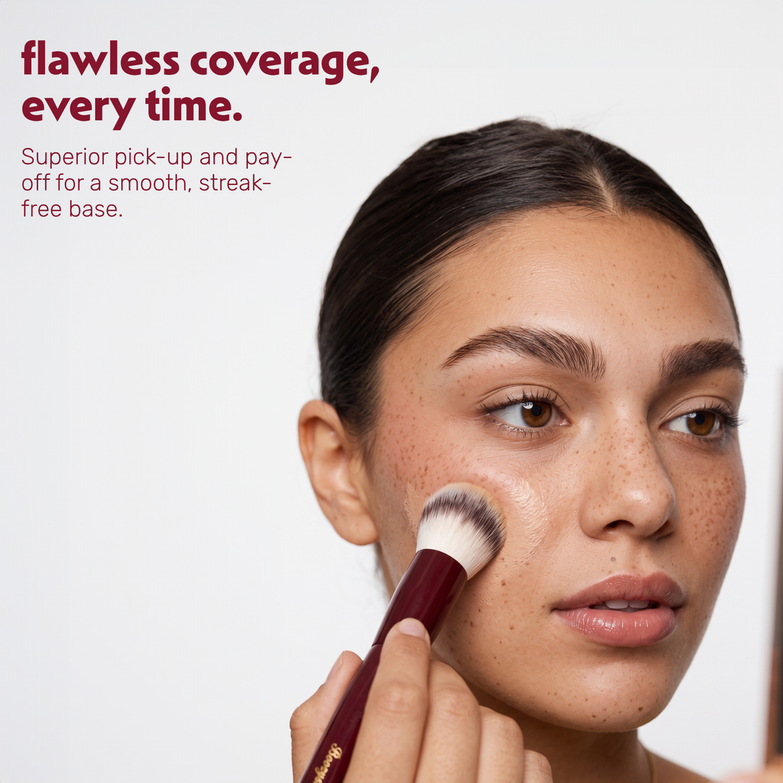 Un modèle applique du fond de teint sur le visage avec le Boozyshop Flawless Round Foundation Brush