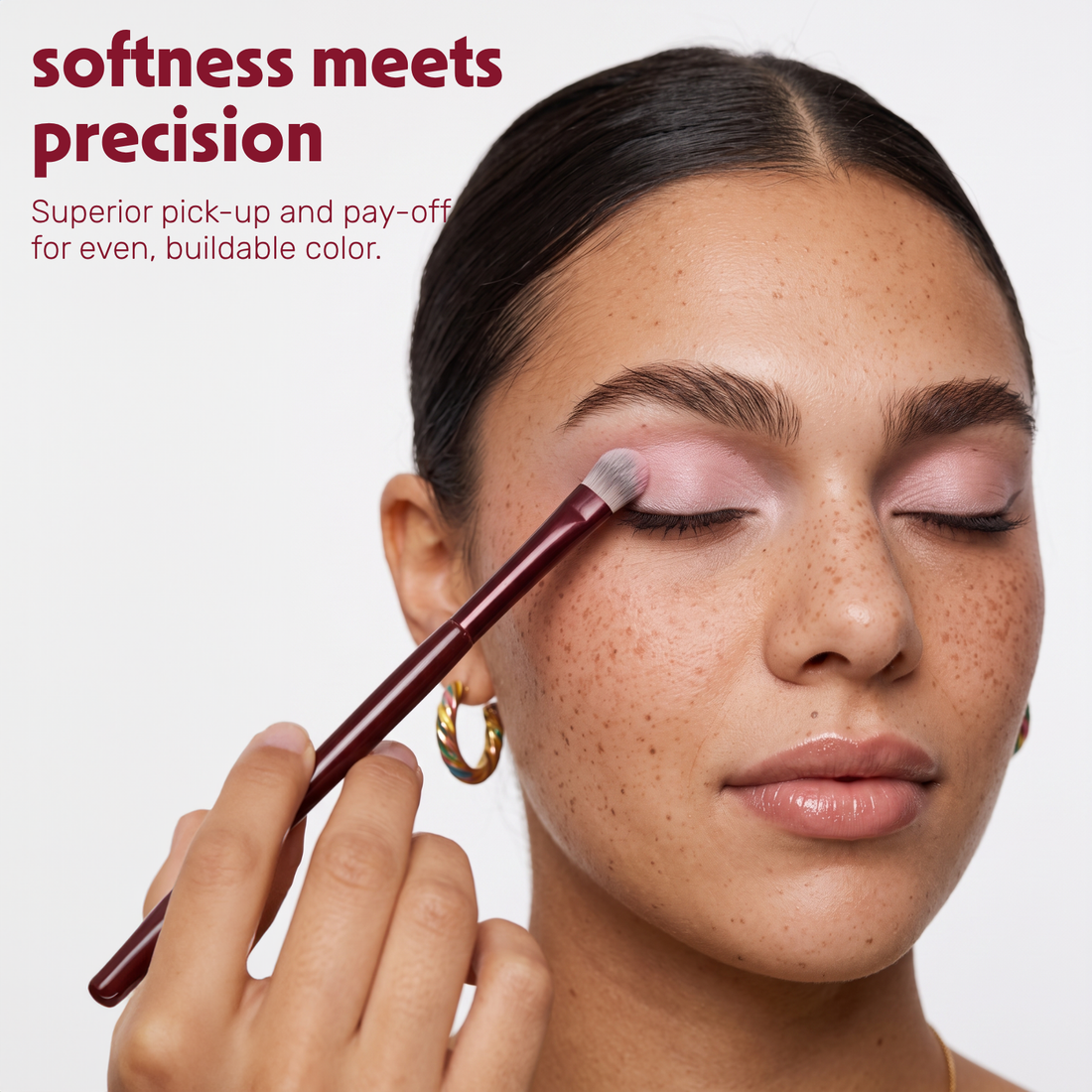 Un modèle applique du fard à paupières sur la paupière avec le Boozyshop Flawless Shader Brush