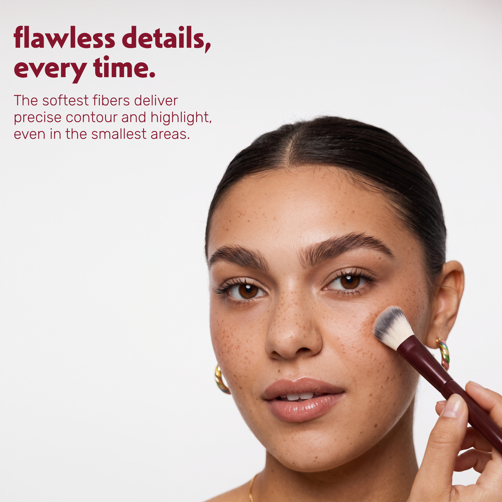 Un modèle applique du contouring sur la joue avec le Boozyshop Flawless Small Angle Face Brush