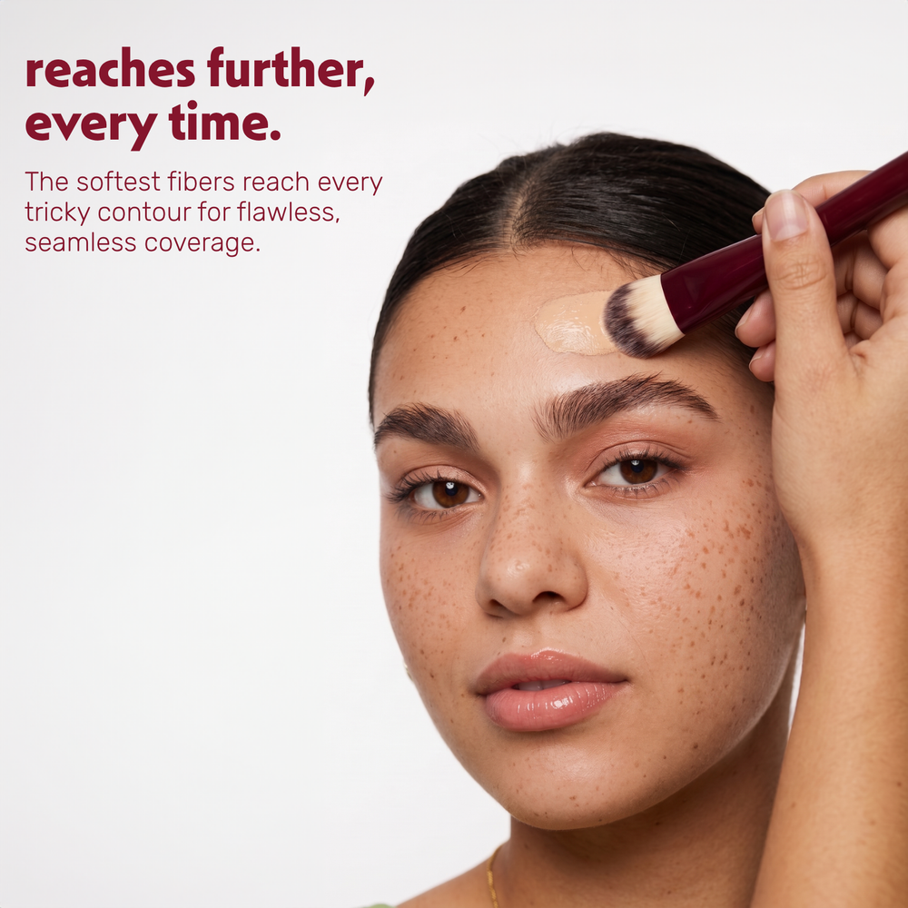 Un modèle applique du fond de teint sur le visage avec le Boozyshop Flawless Small Contoured Foundation Brush