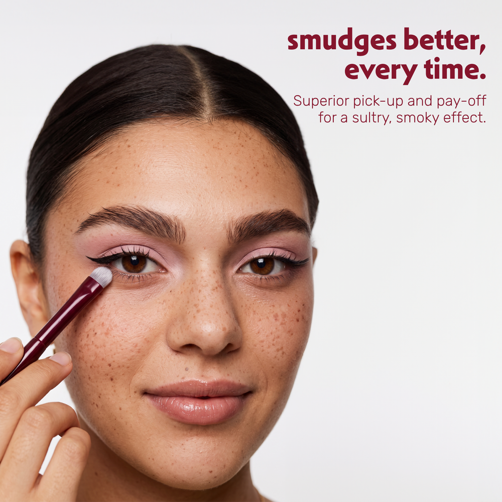 Un modèle estompe le fard à paupières le long de la ligne des cils avec le Boozyshop Flawless Smudge Brush